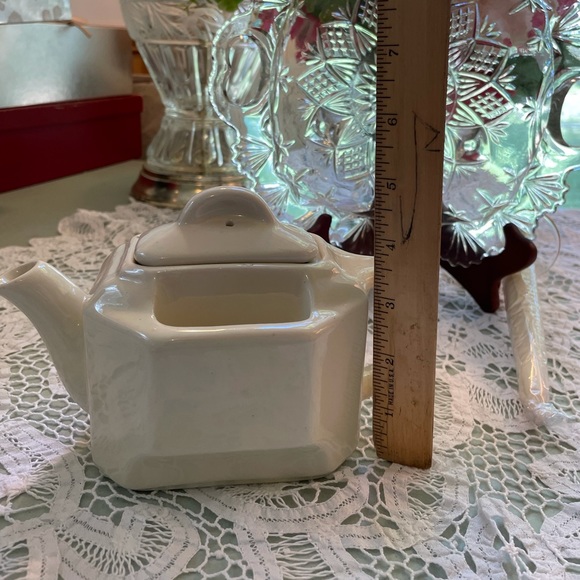 Vintage: Small White Teapot with 2 Bag Holders - Picture 5 of 9